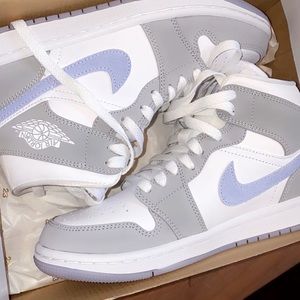 COPY - WMNS AIR JORDAN 1 MID 'WOLF GREY ALUMINUM'